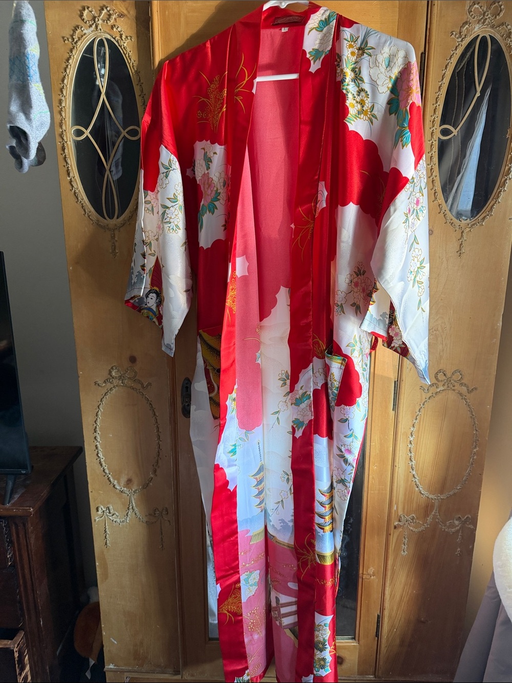 Red & White Floral Satin Kimono Robe — Elegant Lounge Wrap